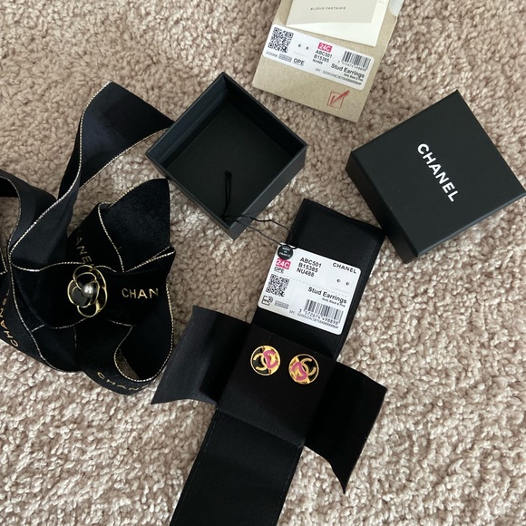 Chanel cruise collection 2023 stud earrings - Picture 6 of 16